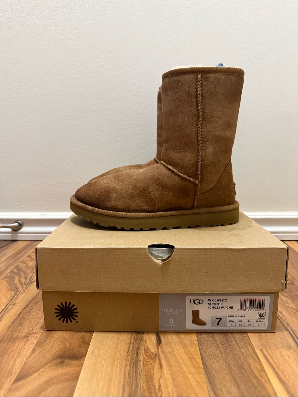 UGG Womens’s 7 Classic Short Boots in Chestnut Brown